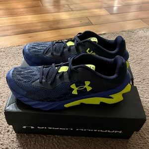 Never worn Boys Under Armour sneakers.